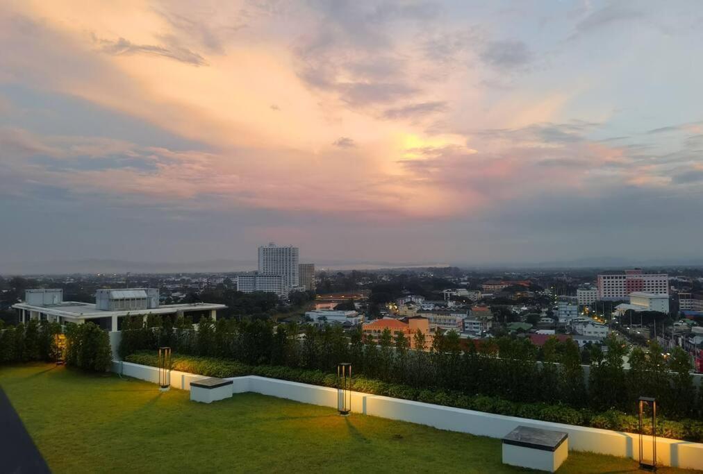 Modern Style Room With Sky Pool 古城边天际泳池公寓 Чиангмай Екстериор снимка
