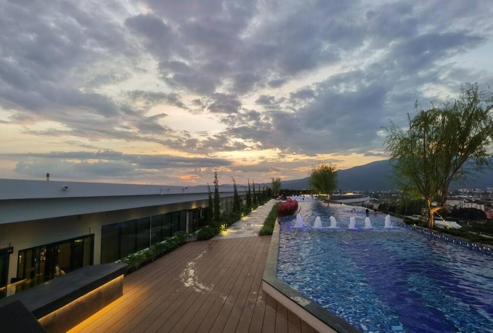 Modern Style Room With Sky Pool 古城边天际泳池公寓 Чиангмай Екстериор снимка