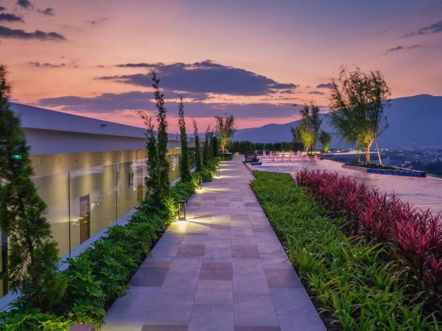Modern Style Room With Sky Pool 古城边天际泳池公寓 Чиангмай Екстериор снимка